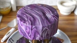 Пример заливки торта цветным гляссажем