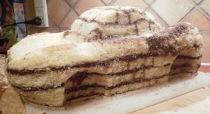 Вырезанные арки под съедобные колесики