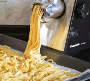 Измельчить тесто мясорубкой немного быстрее