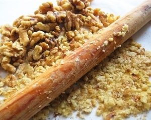 Орехи измельчаем скалкой, чтобы не выделилось масло