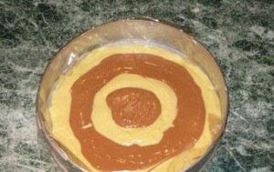 Залитое тесто, подкрашенное какао