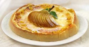 Готовый пирог с грушами
