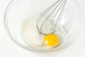 Перетираем куриное яйцо с сахаром