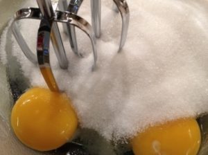 Желтки взбиваются с сахаром