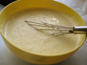 Желтковая масса смешанная с горячим медом