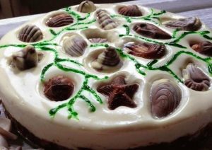 Чизкейк украшенный готовыми шоколадными конфетами