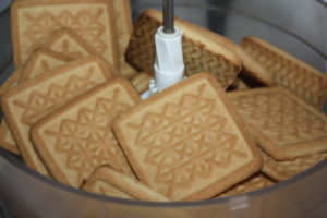 Используемое печенье заложим в блендер для измельчения