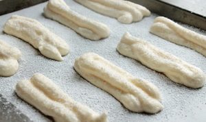 Отсаженные на противень печенье Савоярди