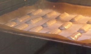 Процесс выпекания Дамских пальчиков в духовом шкафу