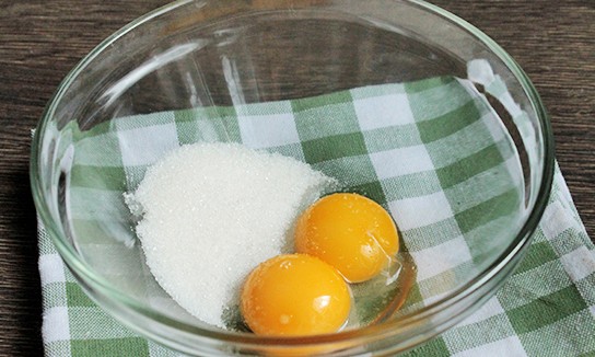 Желтки смешиваем со второй половиной сахара