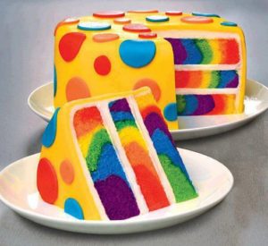 Красочный готовый торт, окрашенный пищевыми красителями