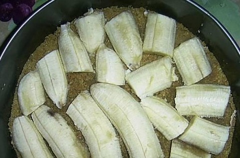 Корж из печенья закладываем бананами