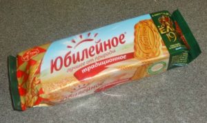 Готовое печенье для создания быстрого шоколадно-бананового торта