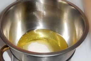 Сахарно-белковая смесь устанавливается на водяную баню