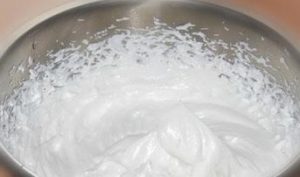 Взбитые белки с сахаром