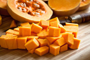 Нарезаем тыкву кусочками для цукатов