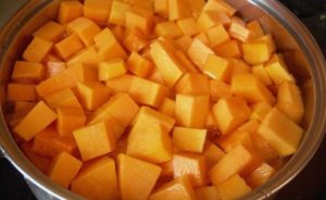 Порезанную тыкву заливаем сиропом