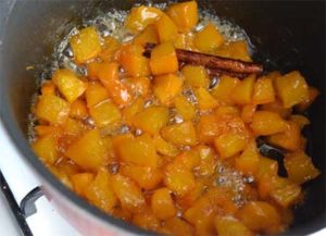 Варка кусочков тыквы в сиропе