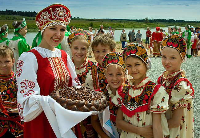 На Руси встречали с хлебом (караваем) и солью