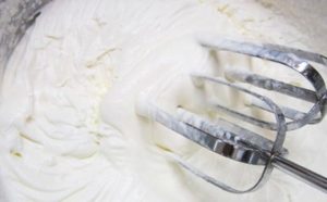 Взбиваем сметану с творогом и сахаром
