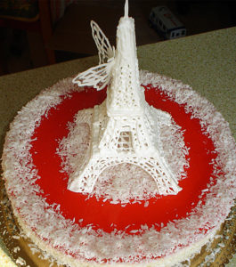 Парижская башня на торжественном торте