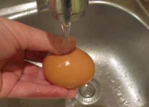 Хорошо промываем куриные яйца