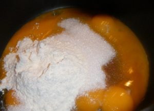 Смешиваем продукты для крема