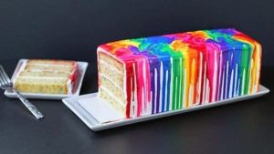 Красочный торт в цветных разводах глазури