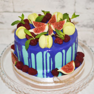 Красивый торт с фруктами и муссом под глянцевым покрытием