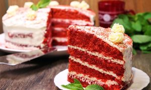 Красочный торт Красный бархат на подаче