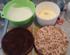 Подготовленные и испеченные продукты для сборки торта
