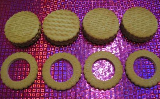 Вырезанное печенье под форму колес