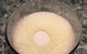Растираем сахарный песок с яичной смесью