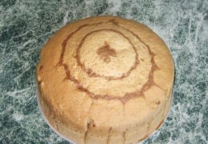 Испекшийся ванильный бисквит, приготовленный на кипятке