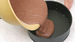 Однородное тесто выливаем в разъемную форму для выпекания