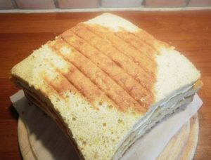 Обрезанный бисквитный торт: вид сверху