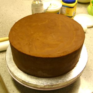 Вытянутые поверхности торта кремом для выравнивания