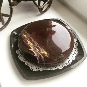 Леопардовый окрас зеркальной глазури на торте