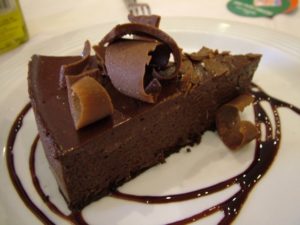 Кусочек шоколадного трюфельного торта