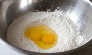 Муку с яйцами можно перемешать до однородности и рукой