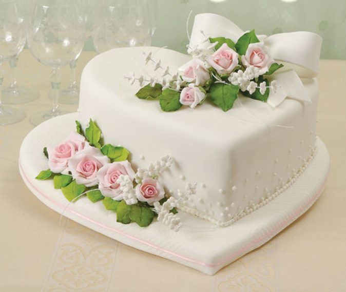 Торжественный торт, украшенный цветами из желатиновой мастики