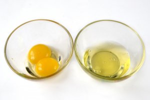 Белки куриных яиц отделяем от желтков
