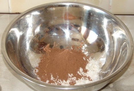 Смешиваем сухие ингредиенты: какао и муку