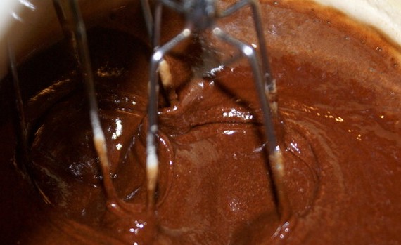 Сухие ингредиенты добавляются к готовой желтково-шоколадной массе