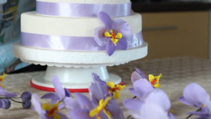 Украшения для торжественного торта из цветочной мастики