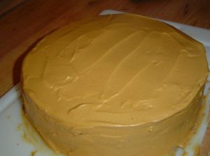 Обмазанный кремом со сгущенкой торт под покрытие мастикой