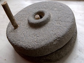 Каменные жернова для измельчения зерна в муку
