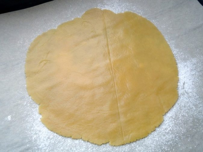 Раскатанное тесто для коржа