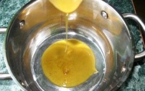 Готовить тесто нужно в удобной глубокой посудине: мед