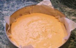 Медовое тесто для бисквита выливаем в форму